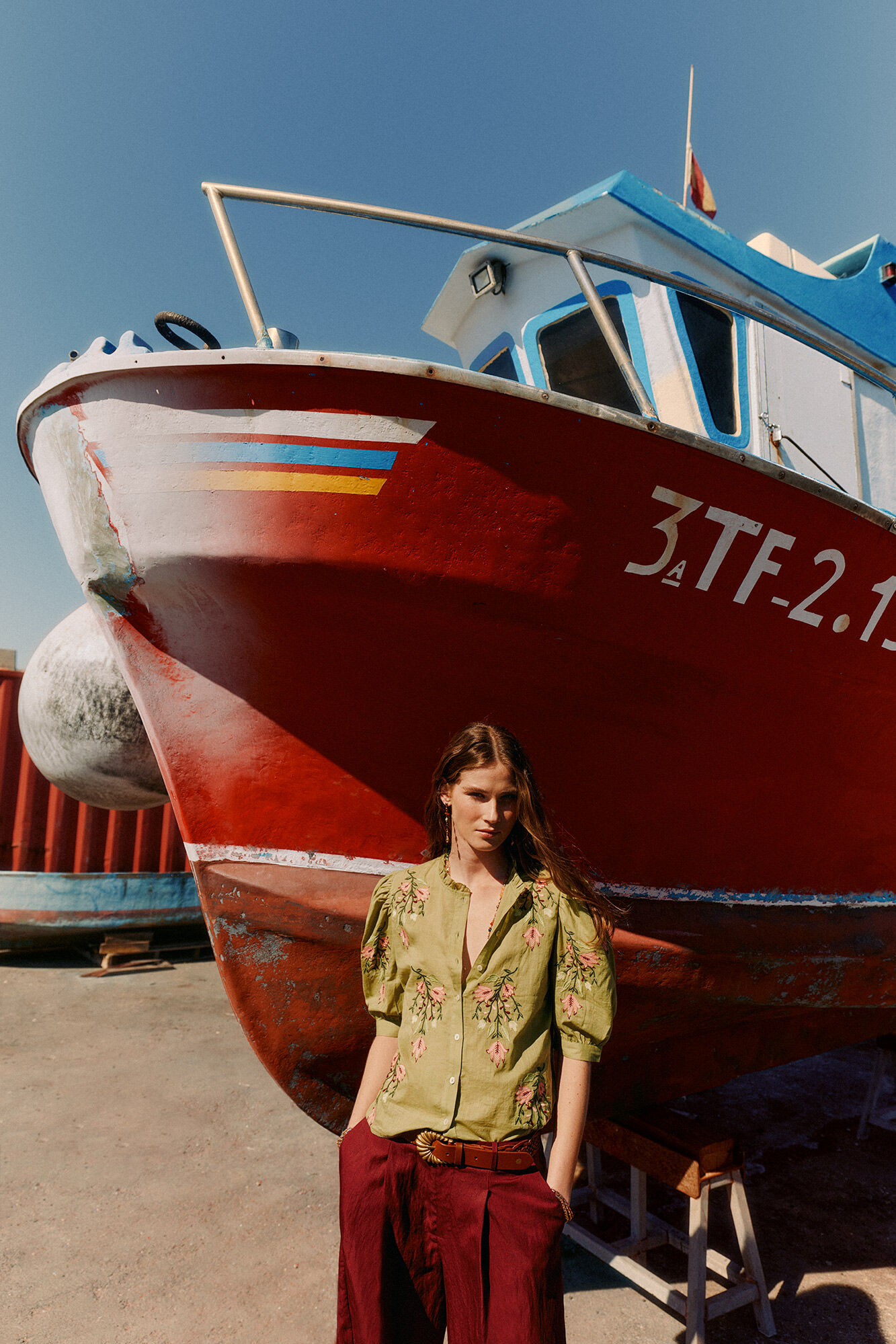 Hoss Intropia Capri. Blusa bordado floral