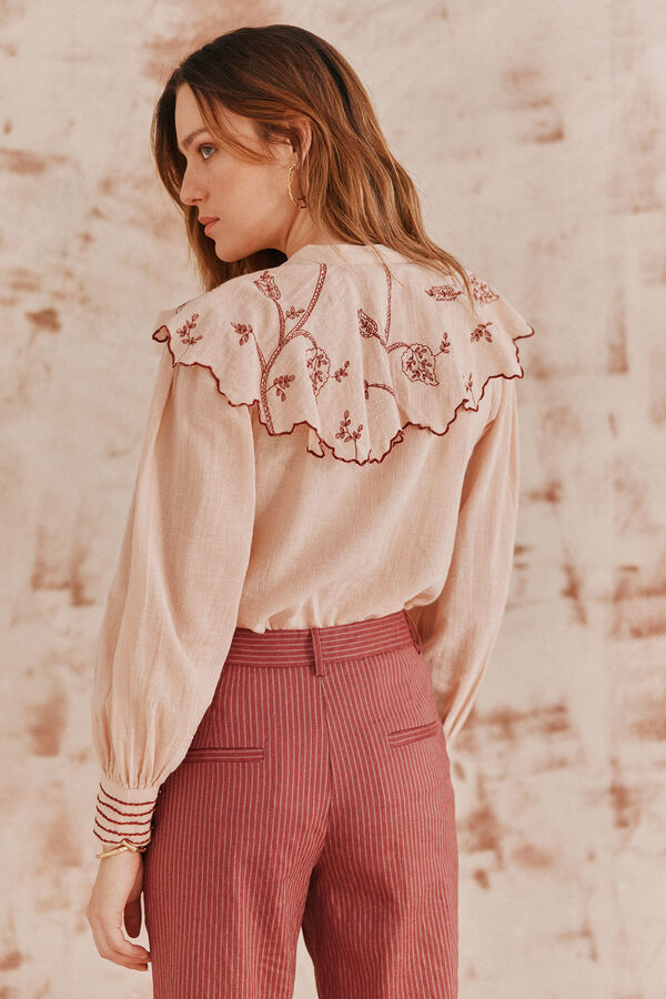 Hoss Intropia Catherine. Blusa com gola. Subiu