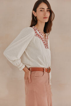 Hoss Intropia Fabiana. Camiseta bordado em contraste. Ecru