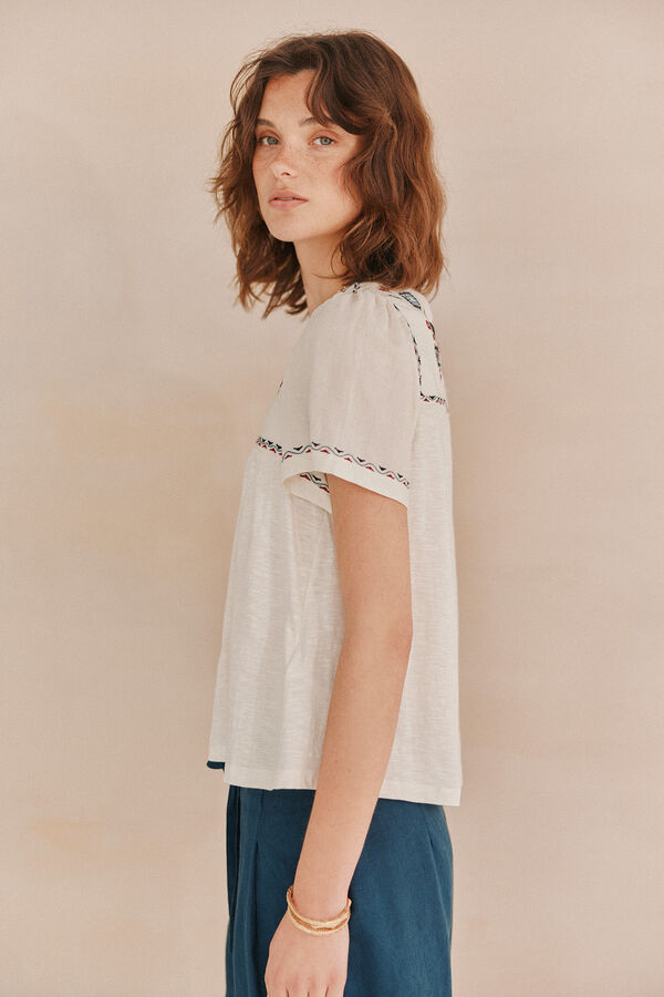 Hoss Intropia Malena. Camiseta con bordados étnicos Marfil