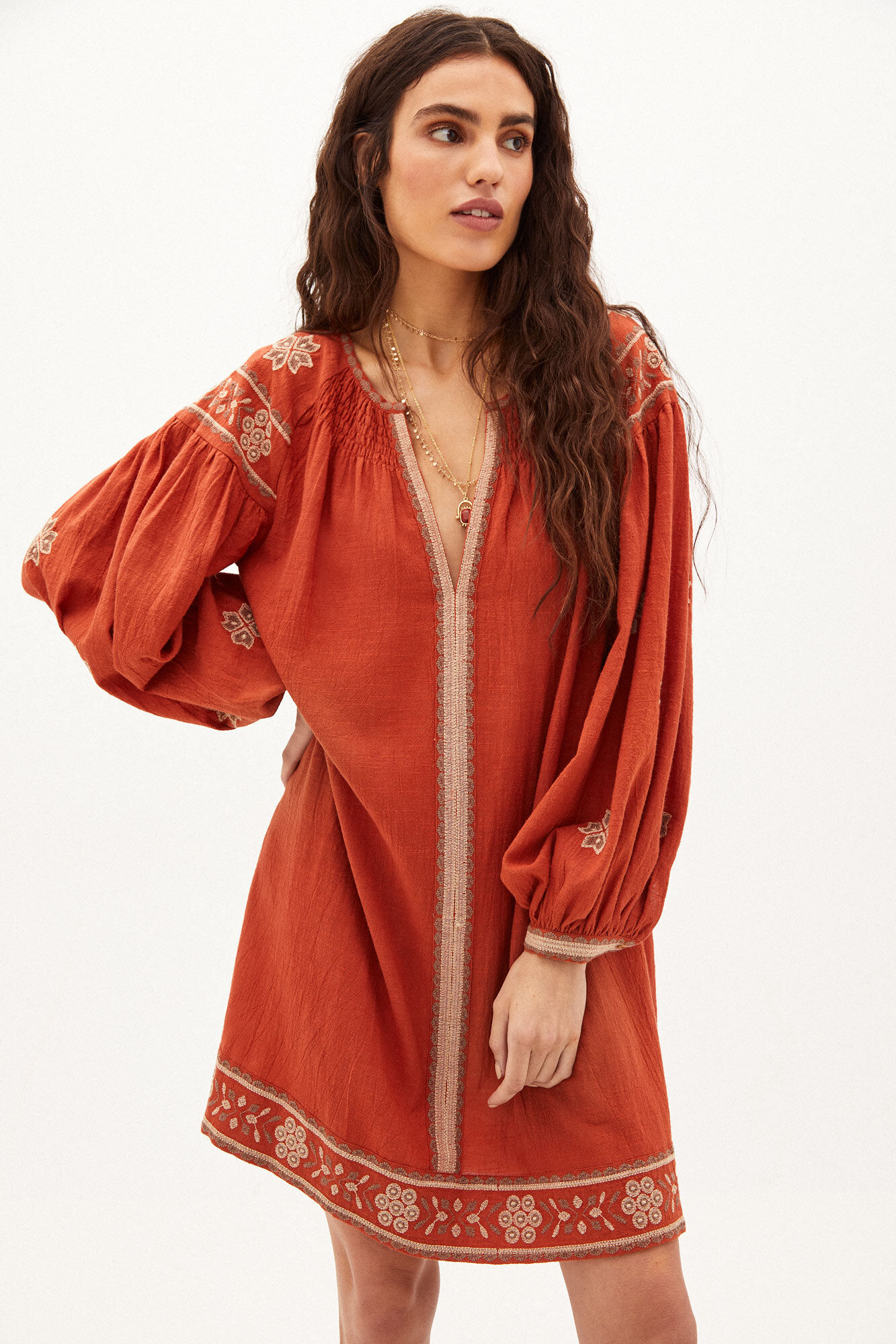 Marisol. Vestido corto bordado