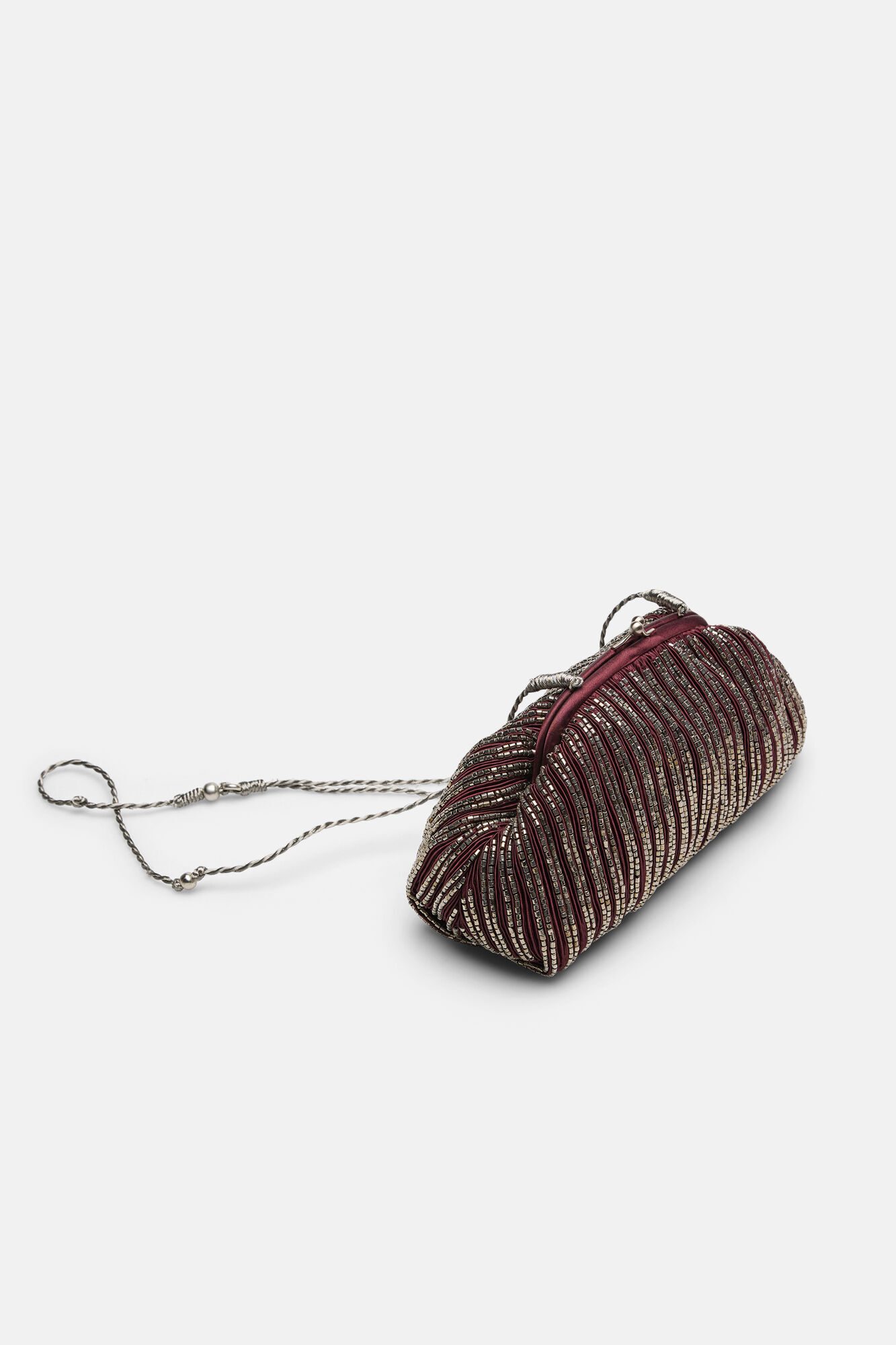 Hoss Intropia Nazaret. Clutch de sat&eacute;n con bordado
