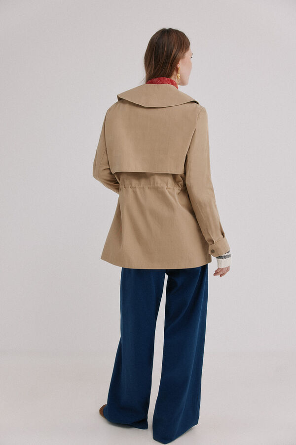 Hoss Intropia Dahlia. Desportiva curta Beige