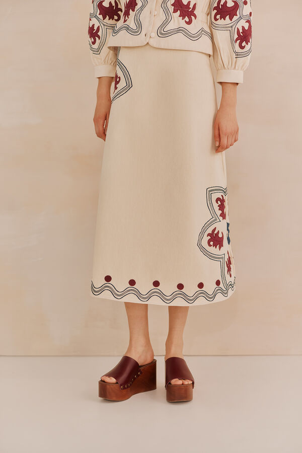 Hoss Intropia Paulina. Saia com remendos bordados. Beige