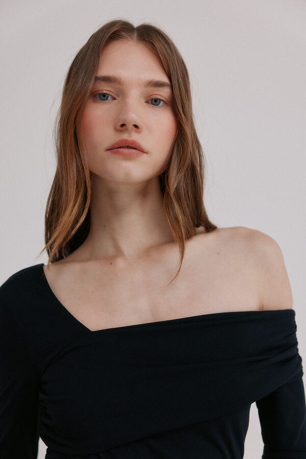 Hoss Intropia Magnolia. Top escote asimétrico Negro