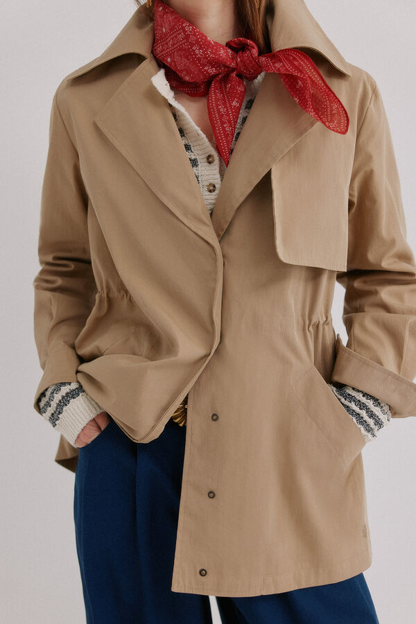 Hoss Intropia Dahlia. Desportiva curta Beige