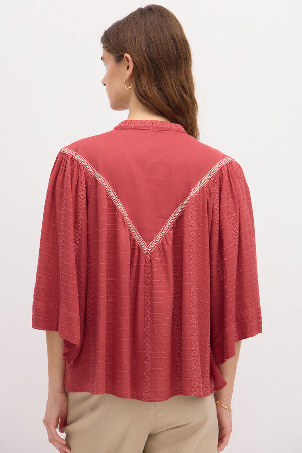 Hoss Intropia Claudia. Blusa bordada no peito. Vermelho