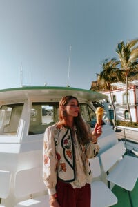 Hoss Intropia Eilana. Casaco com detalhes bordados