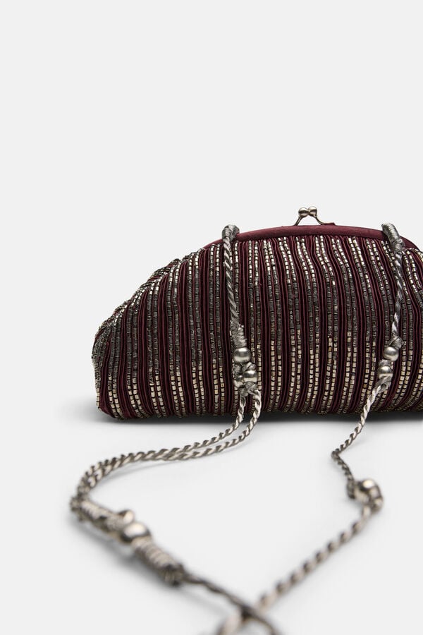 Hoss Intropia Nazaret. Clutch de sat&eacute;n con bordado Estampado morado