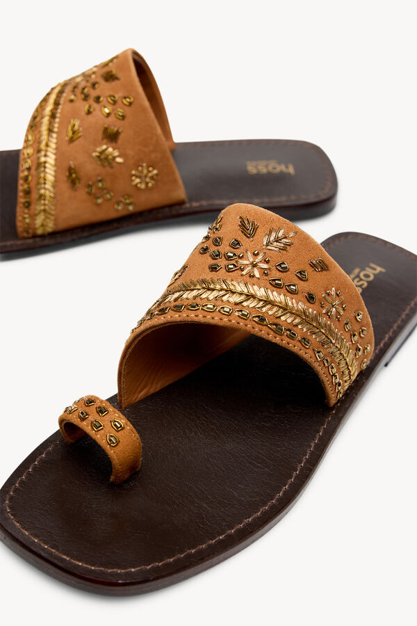 Hoss Intropia Macarena. Sand&aacute;lias bordadas em camur&ccedil;a Castanho