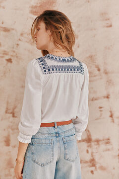Hoss Intropia Fabiana. Camiseta bordado em contraste. Azul
