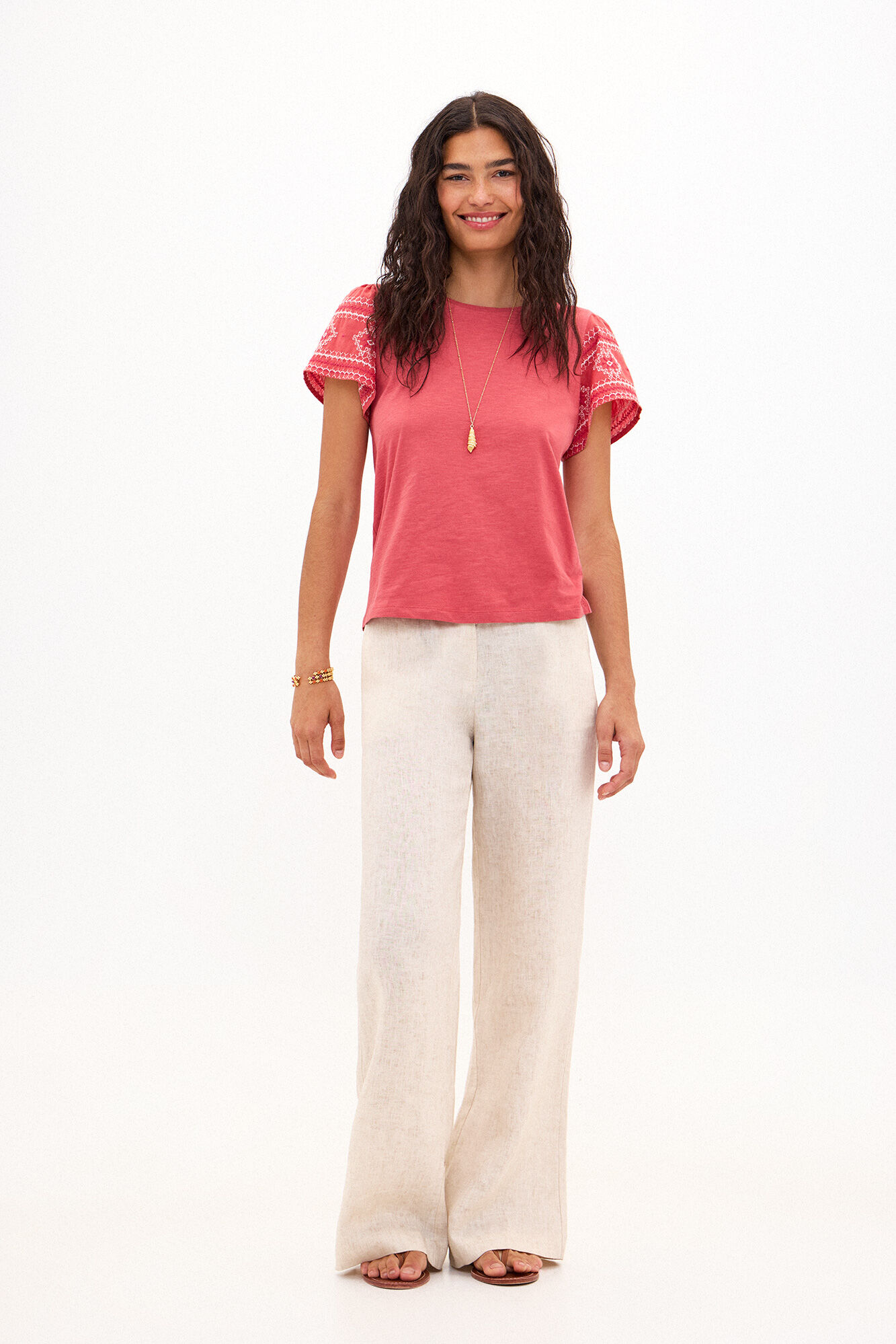 Taylor. Camiseta de algodon con bordados Camisetas y tops Hoss Intropia