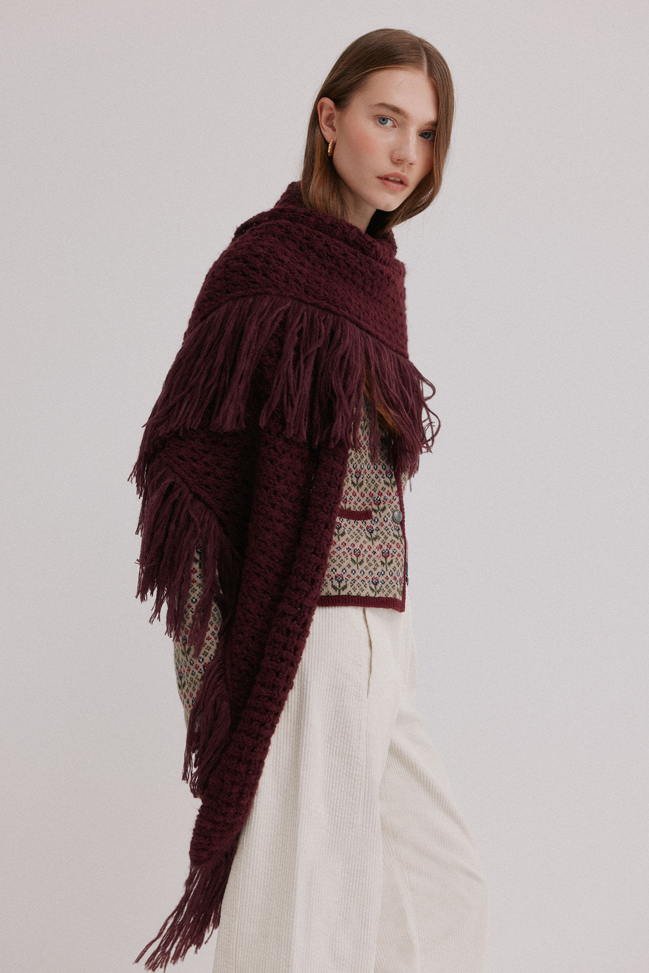 Hoss Intropia Neves. Xale com franjas vazadas