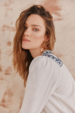 Hoss Intropia Fabiana. Camiseta bordado em contraste. Azul