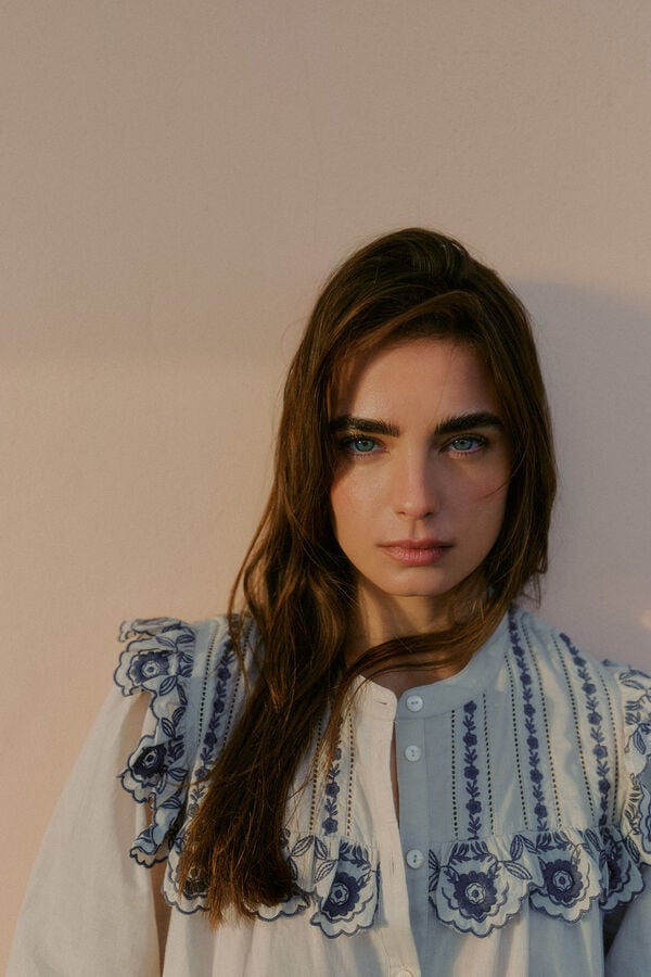 Hoss Intropia Carolina. Blusa bordada Cinzento