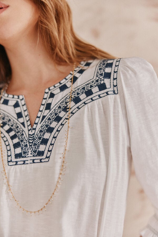 Hoss Intropia Fabiana. Camiseta bordado em contraste. Azul