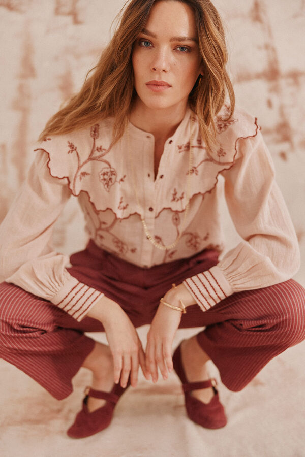 Hoss Intropia Catherine. Blusa com gola. Subiu