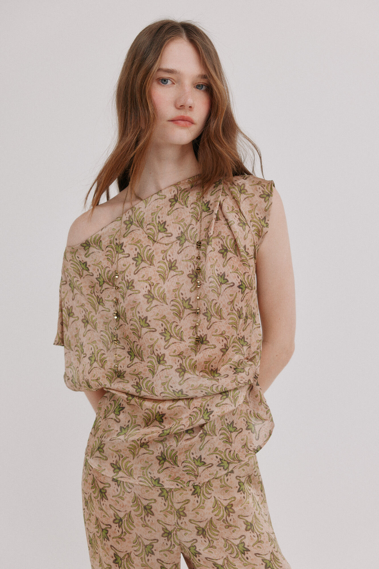 Hoss Intropia Candice. Blusa acetinada