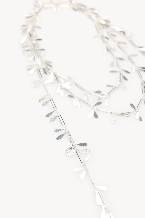 Hoss Intropia Leila. Collar hojas plateadas Gris