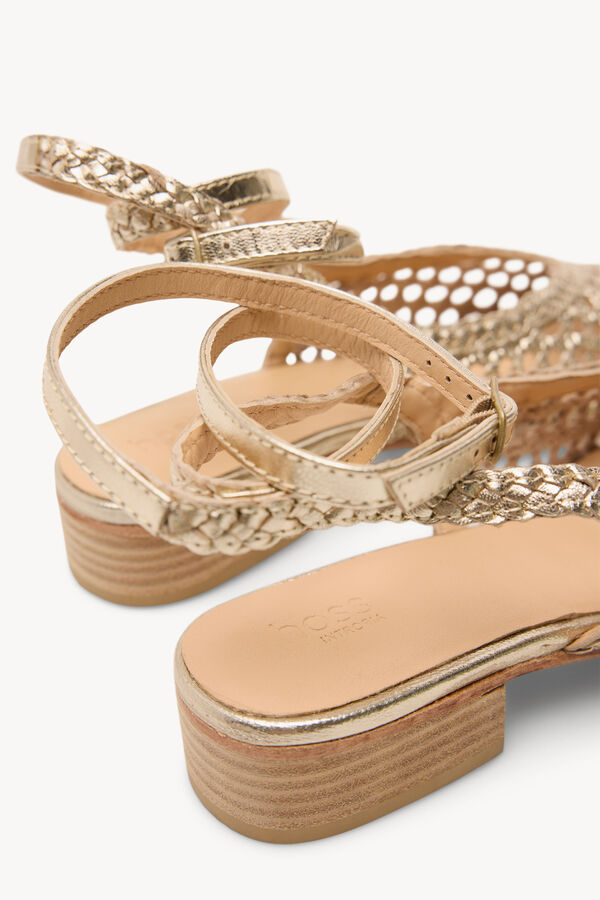 Hoss Intropia Maia. Sabrinas entran&ccedil;adas em pele com tac&atilde;o Dourado