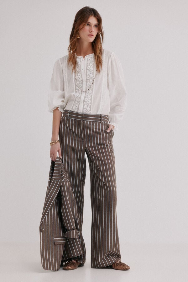 Hoss Intropia P&iacute;a. Cal&ccedil;as &agrave;s riscas Castanho