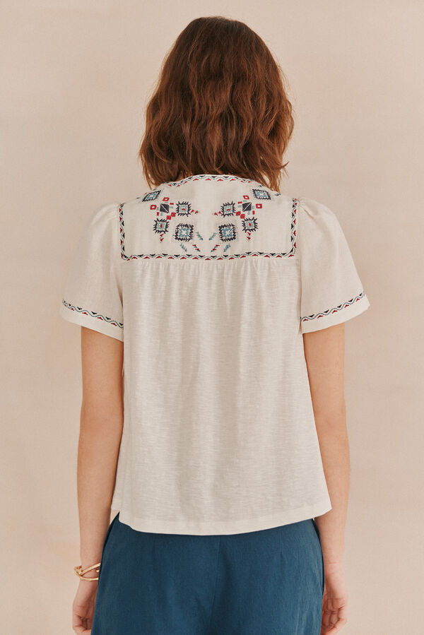 Hoss Intropia Malena. Camiseta con bordados étnicos Marfil