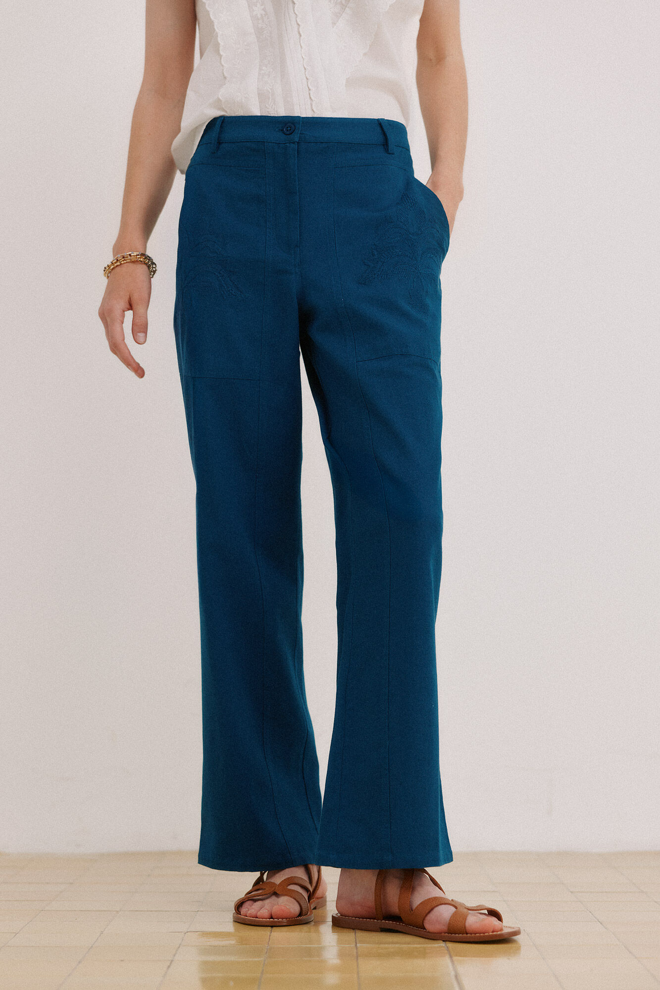 Hoss Intropia Pecks. Pantal&oacute;n bordado