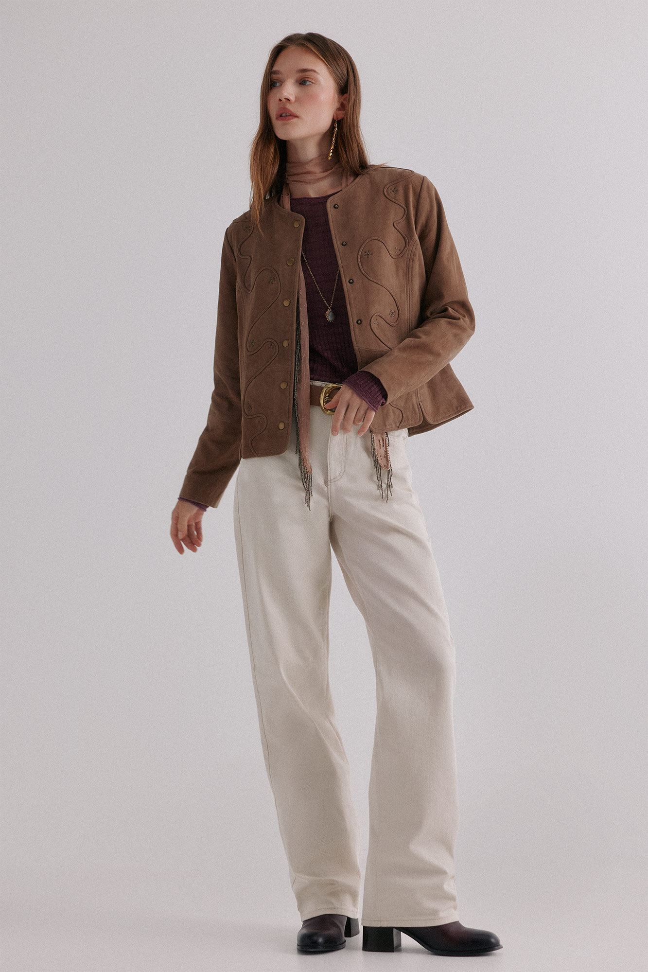 Hoss Intropia Zia. Chaqueta con tachuelas