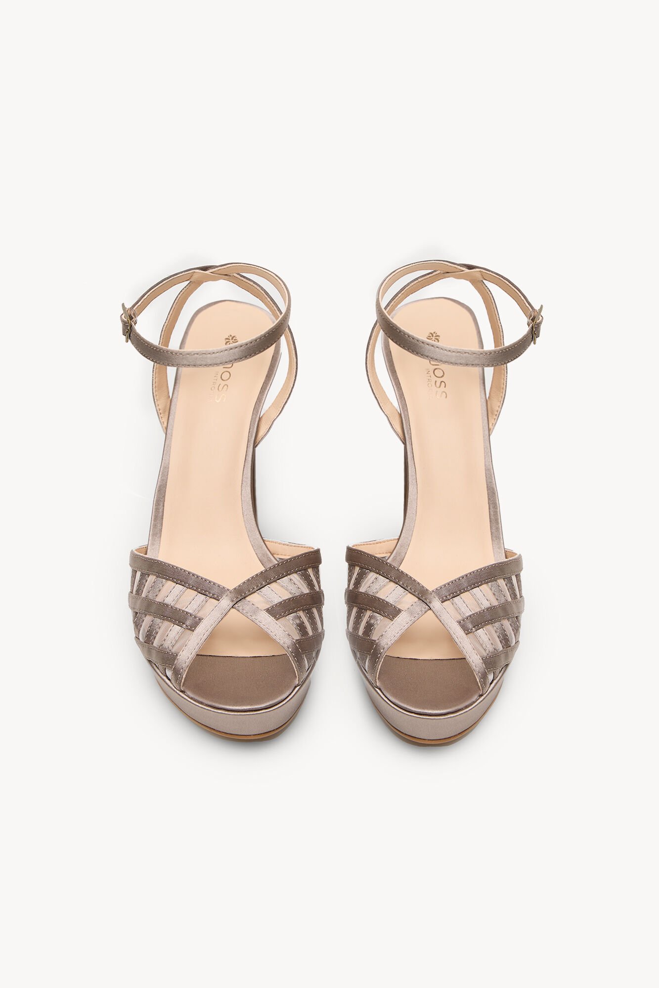 Hoss Intropia Naiara. Sand&aacute;lia de salto de cetim