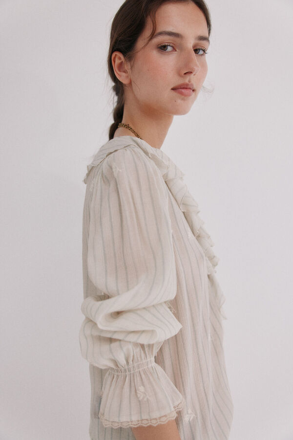 Hoss Intropia Clarisse. Blusa com folhos Ecru