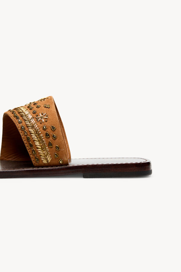 Hoss Intropia Macarena. Sand&aacute;lias bordadas em camur&ccedil;a Castanho