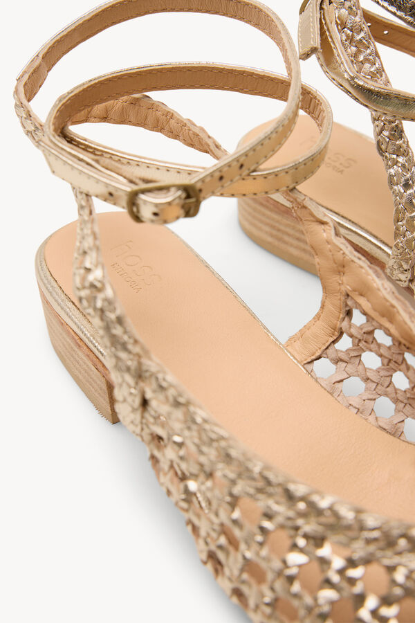 Hoss Intropia Maia. Sabrinas entran&ccedil;adas em pele com tac&atilde;o Dourado