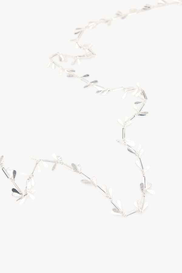 Hoss Intropia Leila. Collar hojas plateadas Gris