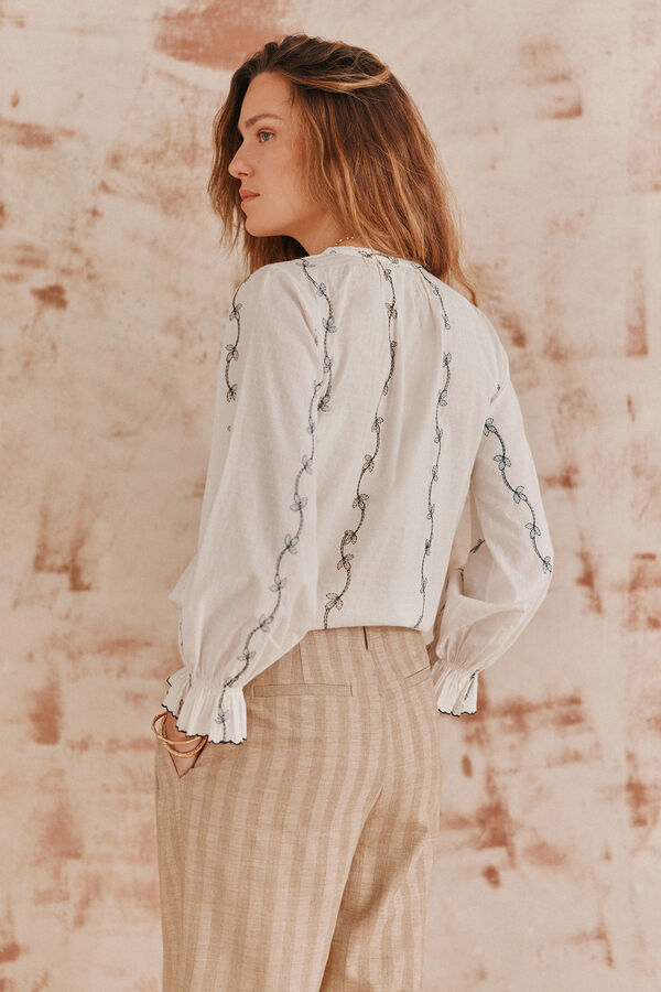 Hoss Intropia Carmen. Blusa bordada. Marfil