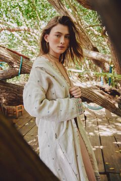 Hoss Intropia Elene. Kimono bordado Marfil