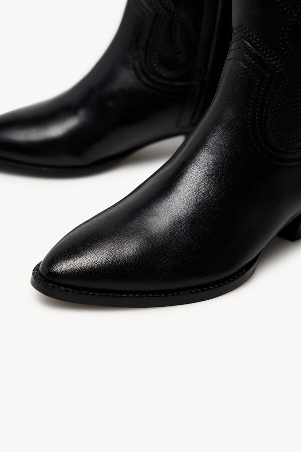 Hoss Intropia Maitane. Botines de piel Negro