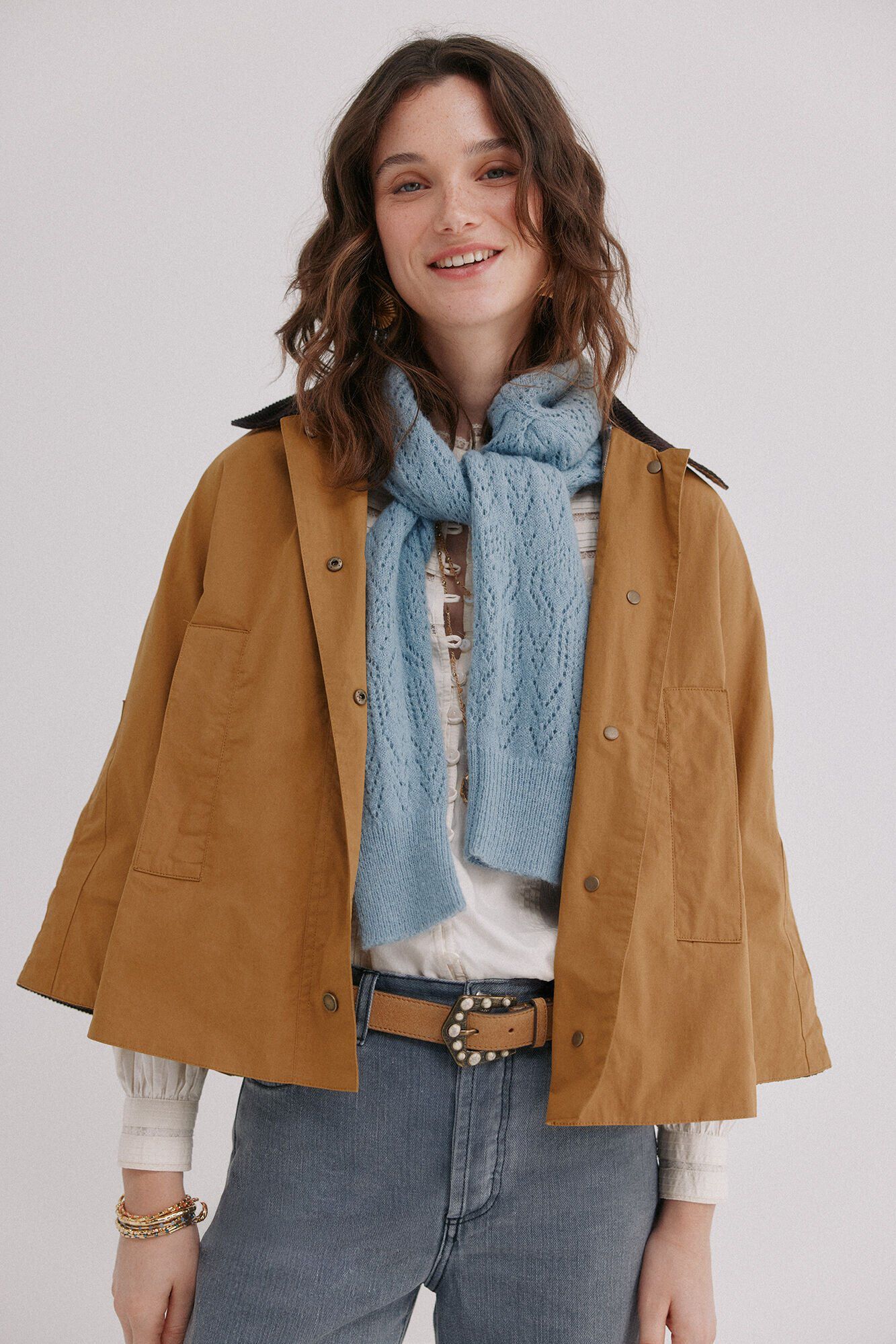 Hoss Intropia Delma. Deportiva tipo capa