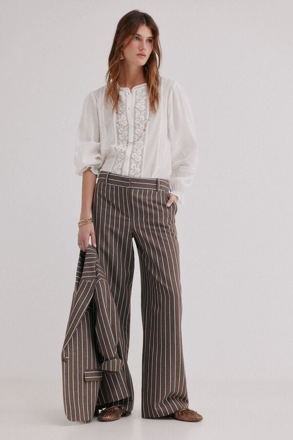 Hoss Intropia P&iacute;a. Cal&ccedil;as &agrave;s riscas Castanho