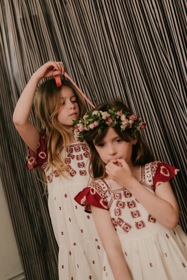 Hoss Intropia Agustina. Vestido niña bordado rojo