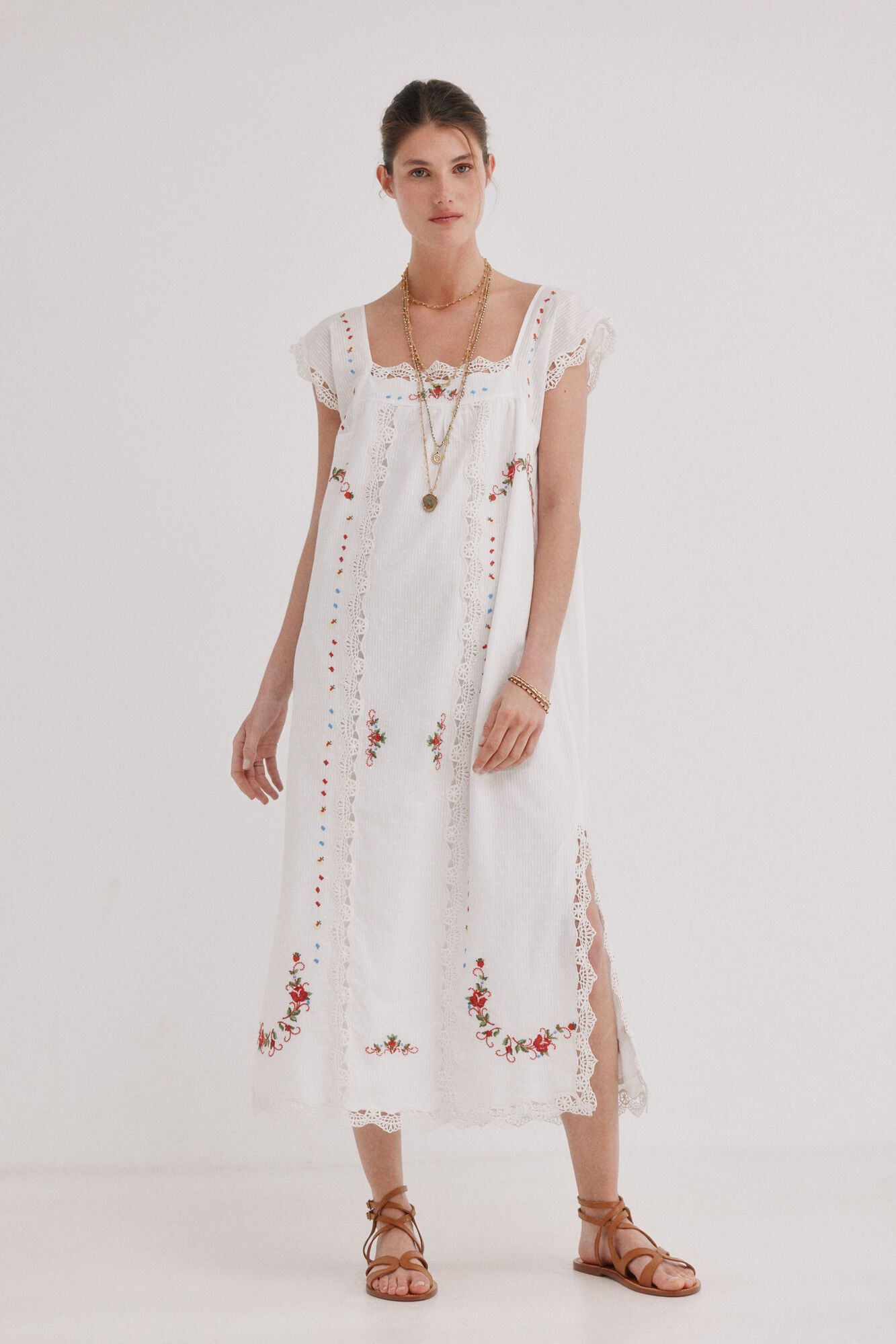 Hoss Intropia Alaira. Vestido bordado