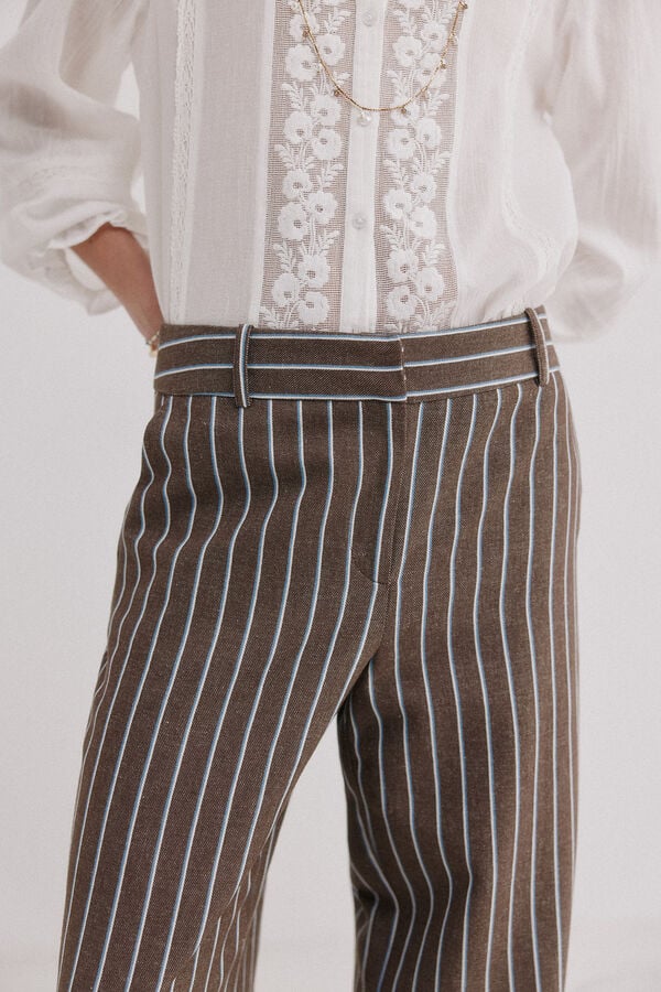 Hoss Intropia P&iacute;a. Cal&ccedil;as &agrave;s riscas Castanho