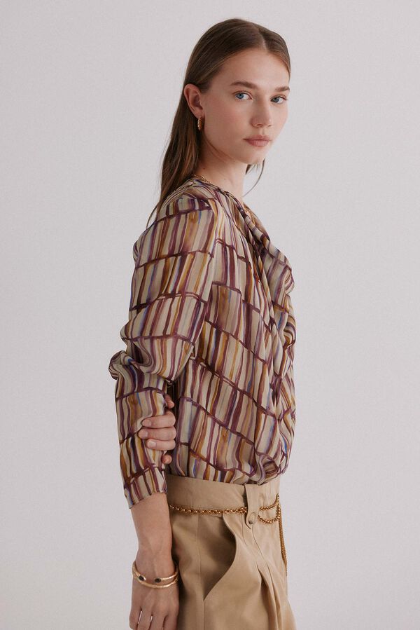 Hoss Intropia Guisselle. Blusa com decote cruzado assimétrico Ecru