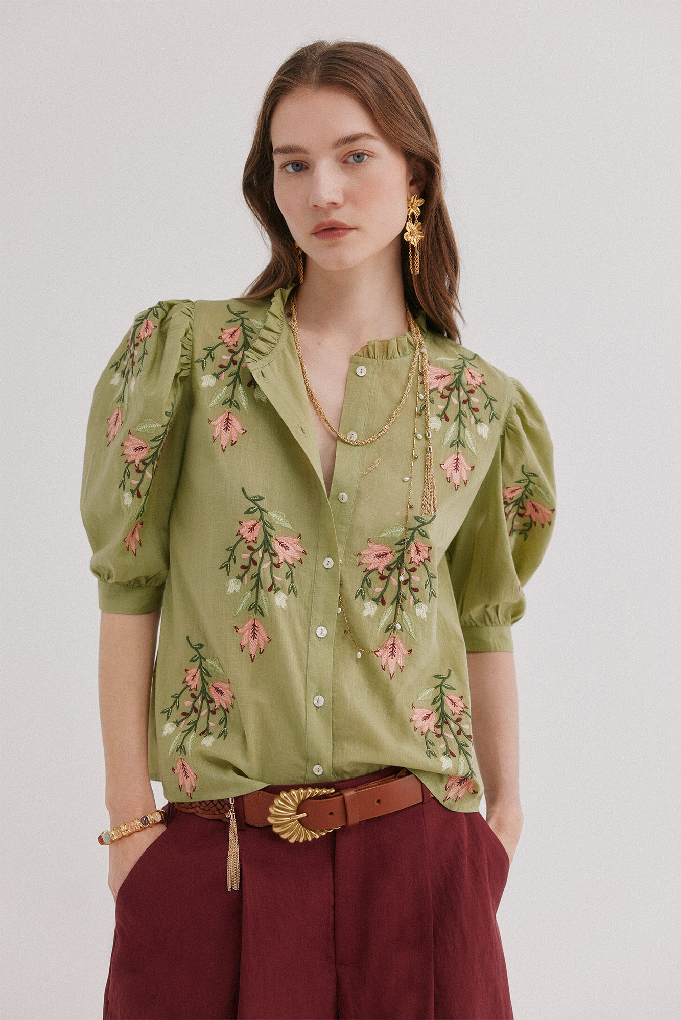 Hoss Intropia Capri. Blusa bordado floral