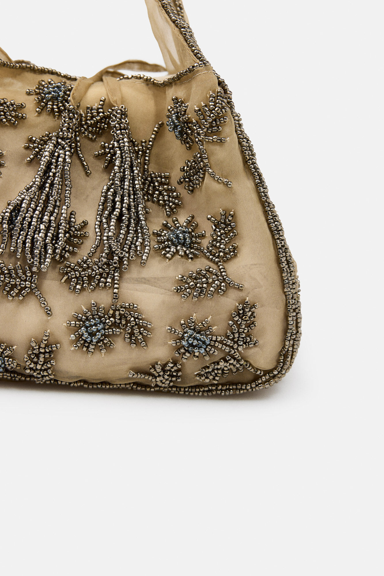 Hoss Intropia Nayara. Bolso de organza bordado