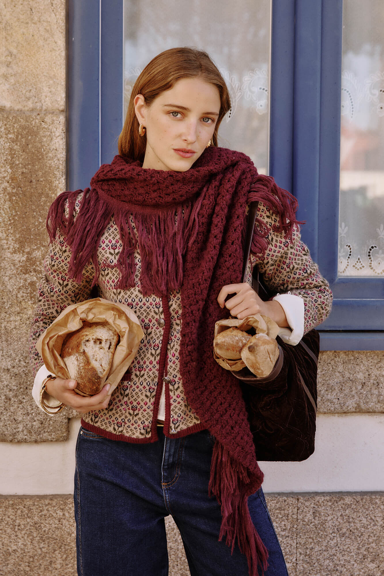 Hoss Intropia Neves. Xale com franjas vazadas