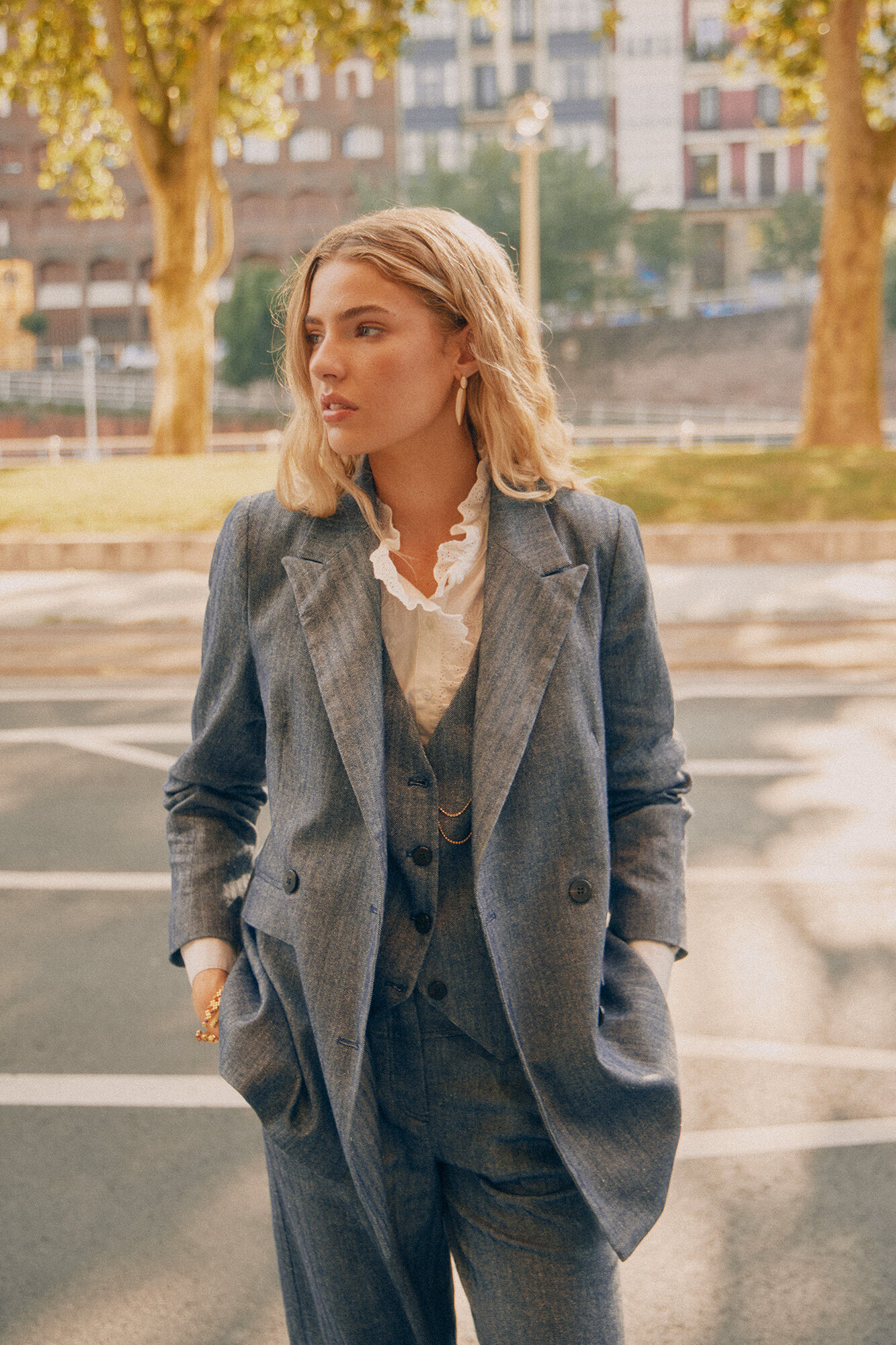 Elsa. Americana cruzada de espiga Blazer y americanas de mujer Hoss Intropia