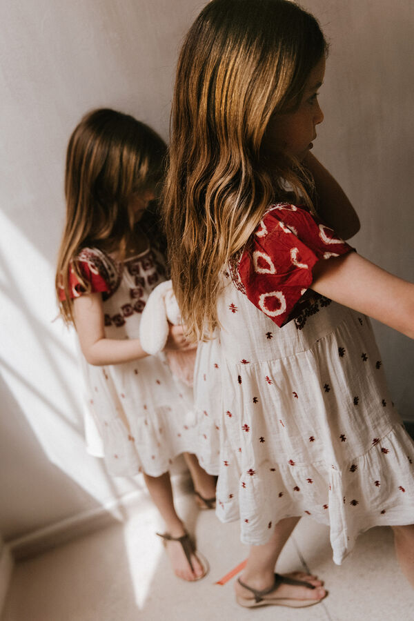Hoss Intropia Agustina. Vestido niña bordado rojo
