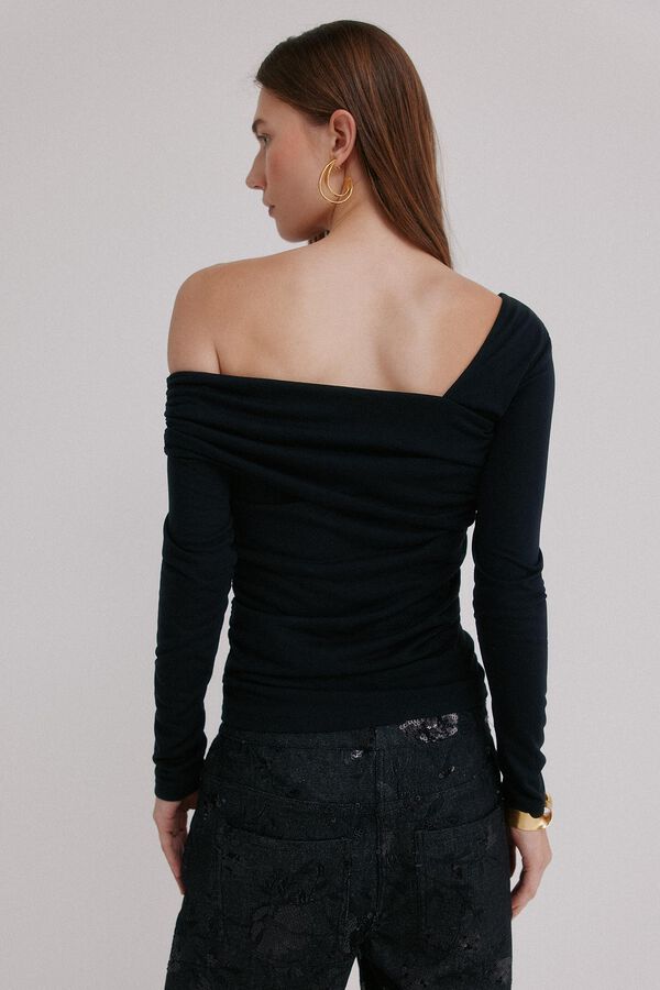 Hoss Intropia Magnolia. Top escote asimétrico Negro