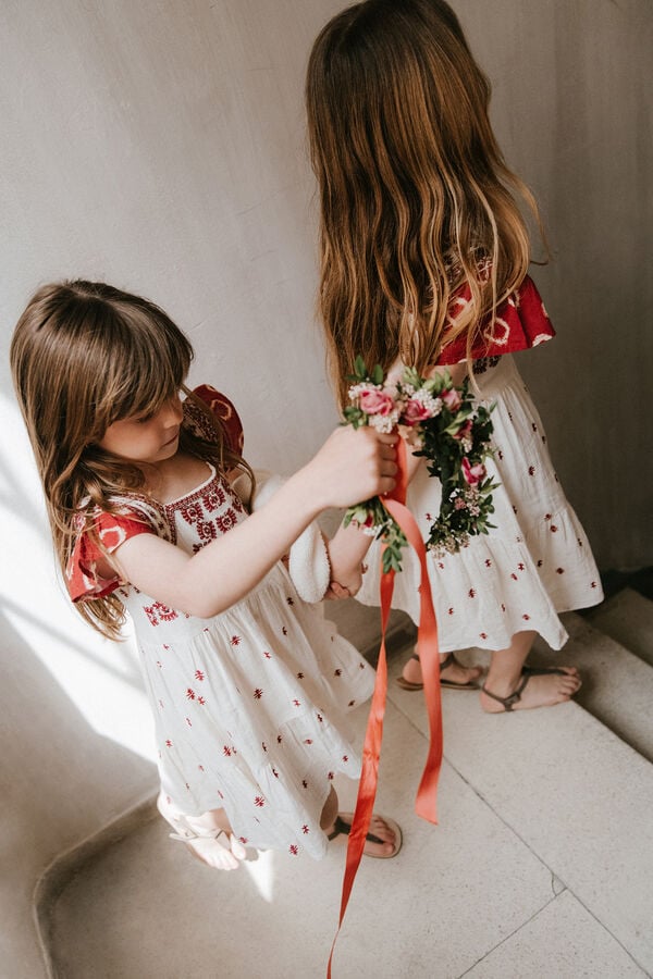 Hoss Intropia Agustina. Vestido niña bordado rojo