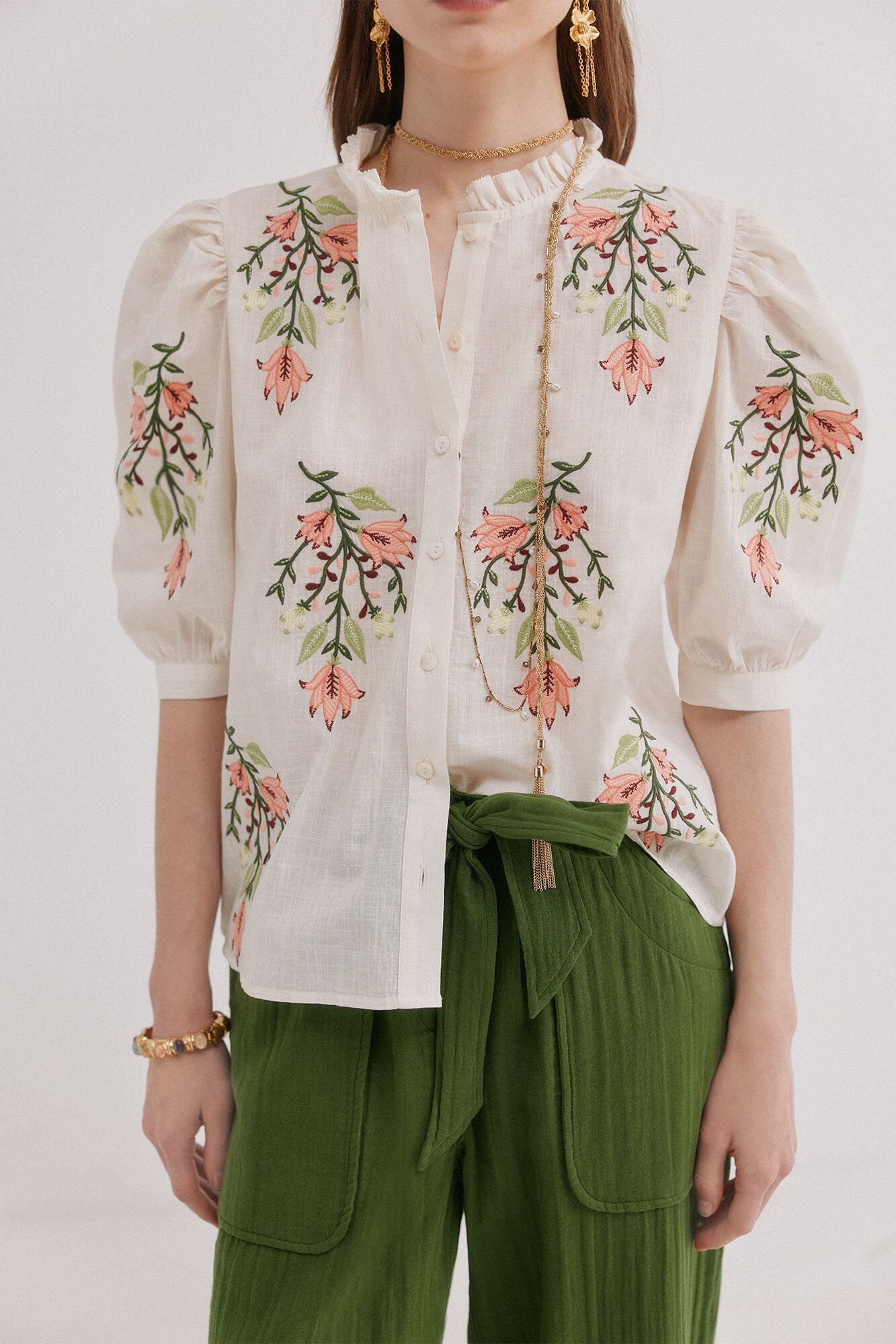 Hoss Intropia Capri. Blusa bordado floral